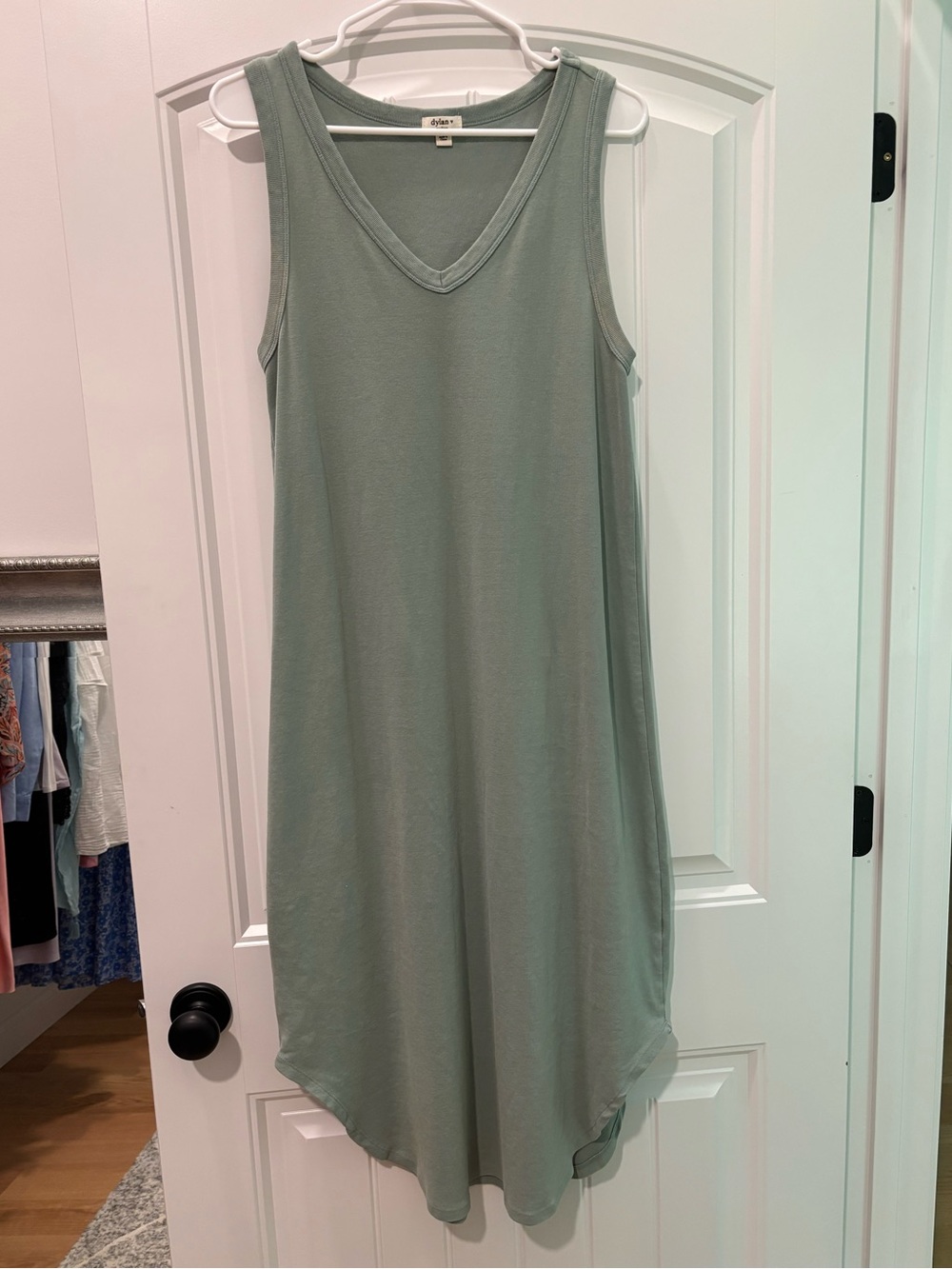 dylan deep v maxi dress size medium